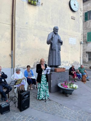 Piazza Parrocchia Santa Maria del Carmine Quadroni - letture