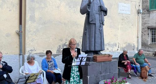 Piazza Parrocchia Santa Maria del Carmine Quadroni - letture