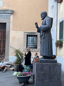Piazza Parrocchia Santa Maria del Carmine Quadroni - letture