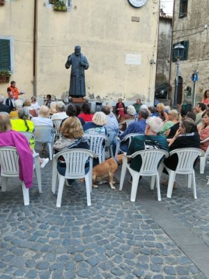 Piazza Parrocchia Santa Maria del Carmine Quadroni - letture