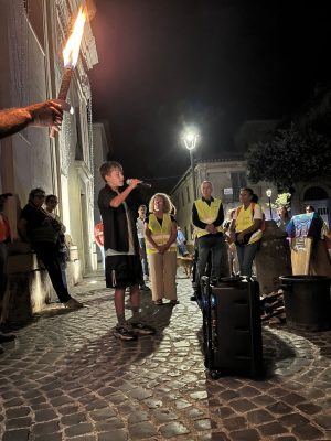 Davanti alla chiesa di Manziana la canzone per la pace giunge al termine del suo percorso