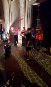 Davanti alla chiesa di Manziana la canzone per la pace