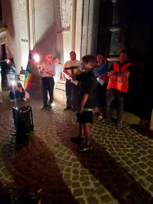 Davanti alla chiesa di Manziana la canzone per la pace