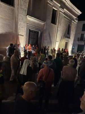 Davanti alla chiesa di Manziana la fiaccolata per la pace giunge al termine del suo percorso