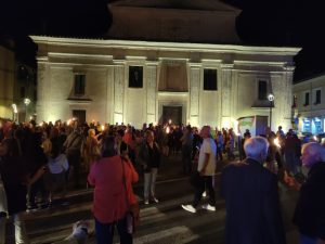 Davanti alla chiesa di Manziana la fiaccolata per la pace giunge al termine del suo percorso