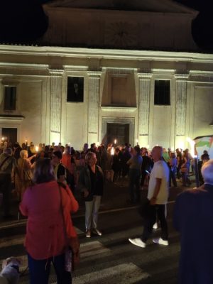 Davanti alla chiesa di Manziana la fiaccolata per la pace giunge al termine del suo percorso