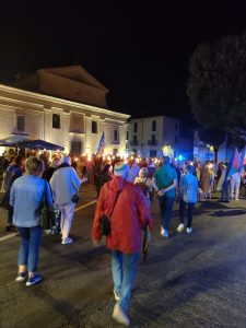 Davanti alla chiesa di Manziana la fiaccolata per la pace giunge al termine del suo percorso