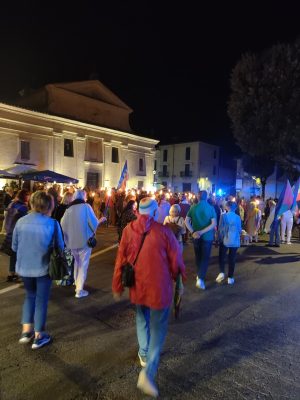 Davanti alla chiesa di Manziana la fiaccolata per la pace giunge al termine del suo percorso