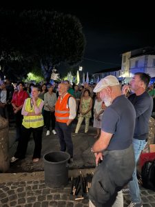 Davanti alla chiesa di Manziana la fiaccolata per la pace giunge al termine del suo percorso