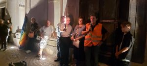 Davanti alla chiesa di Manziana la fiaccolata per la pace giunge al termine del suo percorso