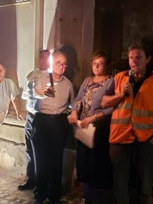 Davanti alla chiesa di Manziana la fiaccolata per la pace giunge al termine del suo percorso