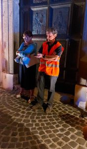 Davanti alla chiesa di Manziana la fiaccolata per la pace giunge al termine del suo percorso