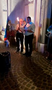 Davanti alla chiesa di Manziana la fiaccolata per la pace giunge al termine del suo percorso