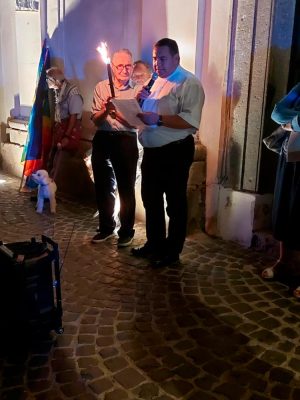 Davanti alla chiesa di Manziana la fiaccolata per la pace giunge al termine del suo percorso
